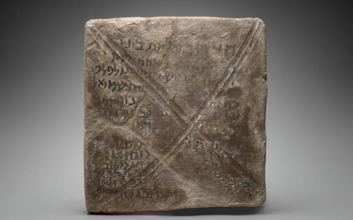 Stein mit Beschriftung.