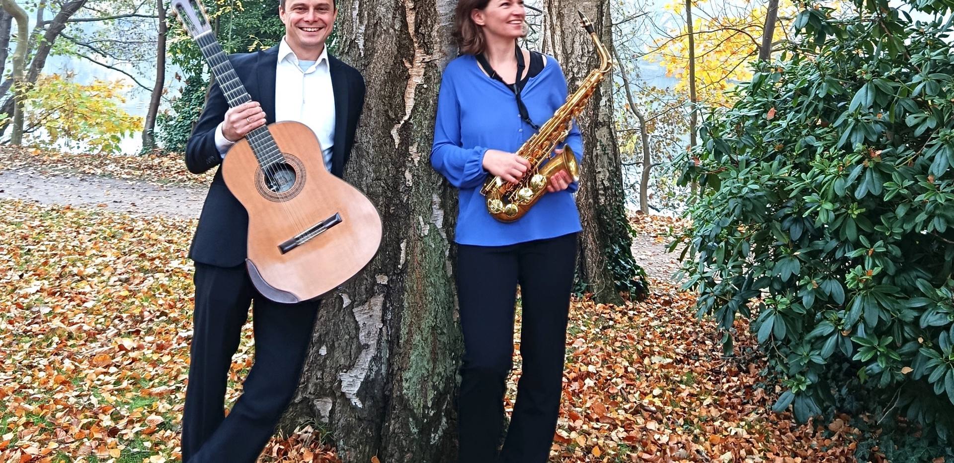 Saxonic Gitano
Mateusz Goraj (Gitarre) und Stefanie Leipertz (Saxophon) Saxonic Gitano
Mateusz Goraj (Gitarre) und Stefanie Leipertz (Saxophon)