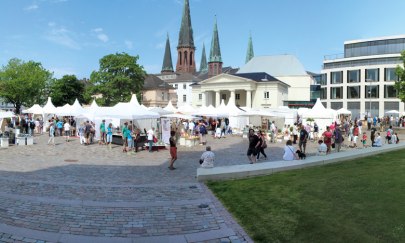 Der Nikolaimarkt auf dem Schlossplatz mit der Lambertikirche