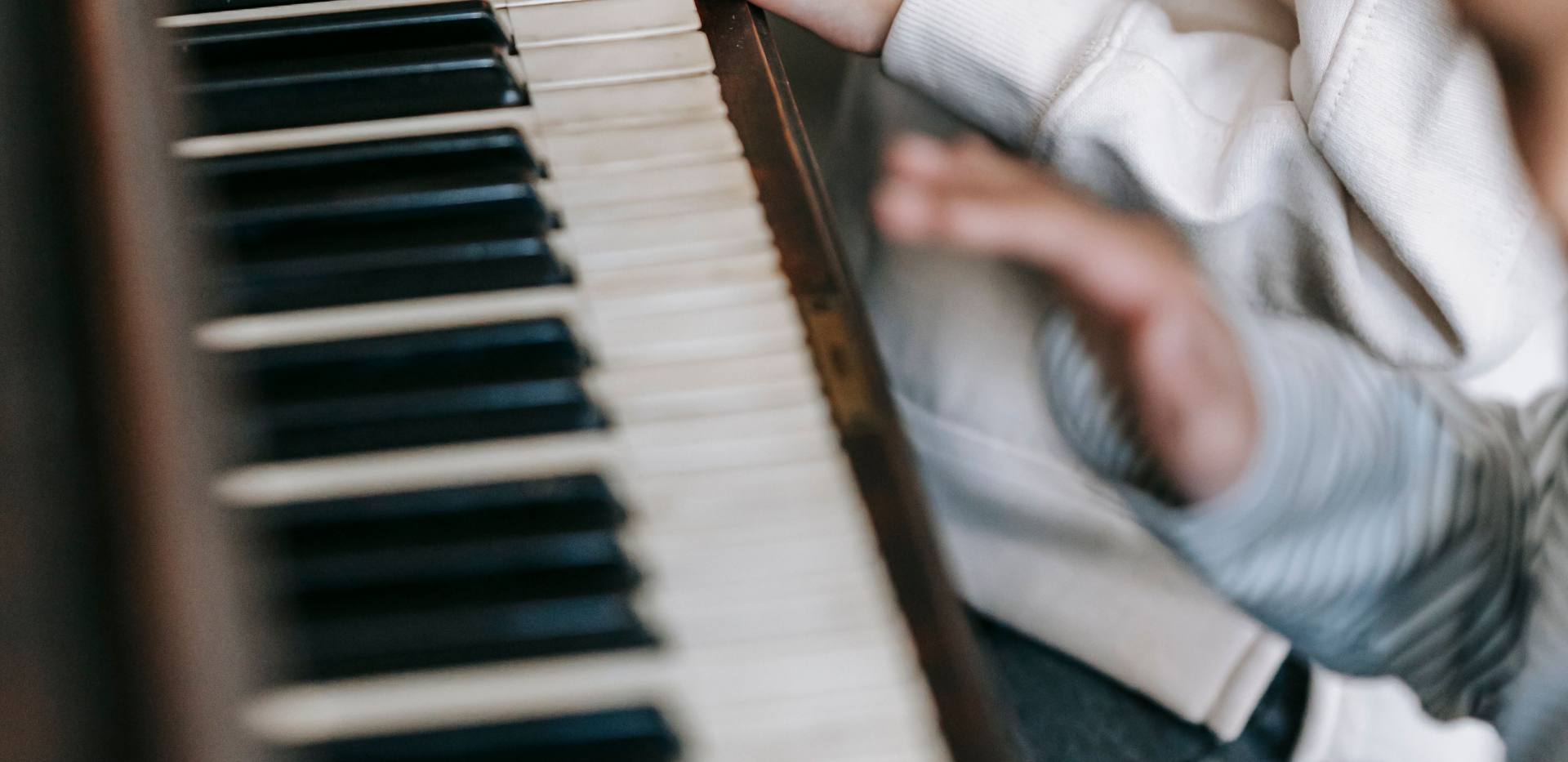 Zwei Kinder spielen zusammen Klavier zu Hause und zeigen musikalisches Talent sowie Geschwisterbindung. Foto: Marta Wave/Pexels Zwei Kinder spielen zusammen Klavier zu Hause und zeigen musikalisches Talent sowie Geschwisterbindung. Foto: Marta Wave/Pexels
