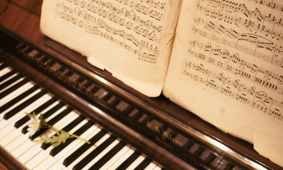 vintage-klavier-mit-noten-und-blumen