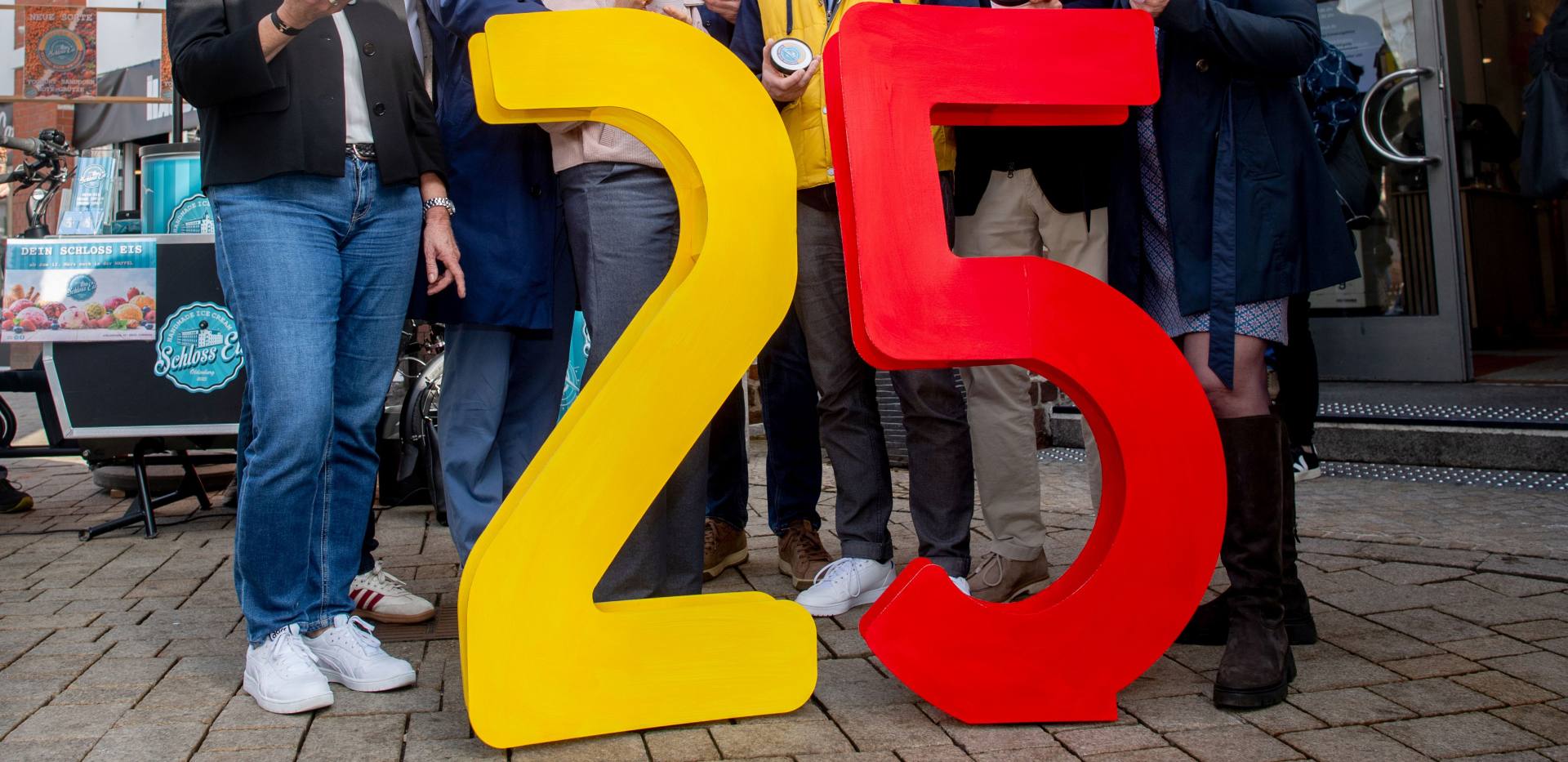 Gemeinsam mit geladenen G&auml;sten nutzten Oberb&uuml;rgermeister J&uuml;rgen Krogmann und OTM-Gesch&auml;ftsf&uuml;hrerin Silke Fennemann den Jubil&auml;umsrahmen, um auf 25 Jahre professionelles Tourismusmarketing zur&uuml;ckzublicken &ndash; und anschlie&szlig;end das neue Oldenburg-Eis erstmals zu verkosten. Damit wurde der Tourismus in Oldenburg sprichw&ouml;rtlich &bdquo;noch schmackhafter. BU (v. l.): Partner im StadtMarketing Oldenburg: Britta Silchm&uuml;ller (OLB), Olaf Meenen (LZO), Stefan Dieker (1. Vorsitzender GfOL e. V.), Silke Fennemann (Gesch&auml;ftsf&uuml;hrerin OTM GmbH), Oberb&uuml;rgermeister J&uuml;rgen Krogmann, Ralph Wilken (Leiter der Wirtschaftsf&ouml;rderung und Mitglied der Gesellschafterversammlung), Christian Bunk (&Ouml;ffentliche Versicherung, Partner im StadtMarketing) sowie Bettina Unruh (SPD-Ratsfrau und Mitglied der Gesellschafterversammlung).