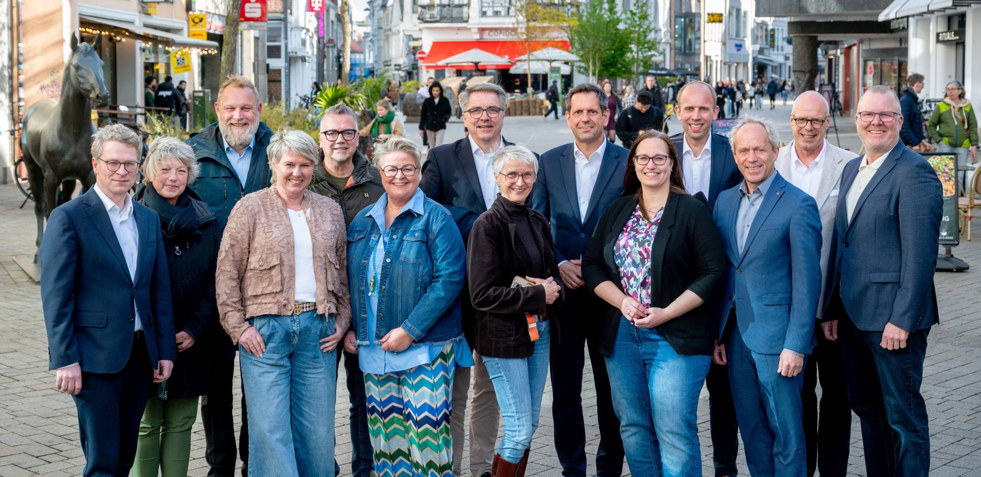 Von links: Jan König, Hauptgeschäftsführer des Handelsverbands Nordwest; Hanna Naber, Präsidentin des Niedersächsischen Landtags; Ulf Prange, Mitglied des Niedersächsischen Landtags; Maike Kuhnt, Vorstand des GfOL e.V.; Christoph Baak, 2. Vorsitzender des GfOL e.V.; Beate Schulz, Vorstand des GfOL e.V.; Jürgen Krogmann, Oberbürgermeister der Stadt Oldenburg; Silke Fennemann, Geschäftsführerin der Oldenburg Tourismus und Marketing GmbH; Olaf Lies, Ministerpräsident des Landes Niedersachsen; Friederike Töbelmann, Geschäftsführerin des GfOL e.V.; Dennis Rohde, Mitglied des Deutschen Bundestages; Ralph Wilken, Leiter Wirtschaftsförderung Stadt Oldenburg; Stefan Tenk, Center Manager der Schlosshöfe Oldenburg; Marcus Buß, Geschäftsführer der Buß Wohnen GmbH in der Oldenburger Fußgängerzone. Von links: Jan König, Hauptgeschäftsführer des Handelsverbands Nordwest; Hanna Naber, Präsidentin des Niedersächsischen Landtags; Ulf Prange, Mitglied des Niedersächsischen Landtags; Maike Kuhnt, Vorstand des GfOL e.V.; Christoph Baak, 2. Vorsitzender des GfOL e.V.; Beate Schulz, Vorstand des GfOL e.V.; Jürgen Krogmann, Oberbürgermeister der Stadt Oldenburg; Silke Fennemann, Geschäftsführerin der Oldenburg Tourismus und Marketing GmbH; Olaf Lies, Ministerpräsident des Landes Niedersachsen; Friederike Töbelmann, Geschäftsführerin des GfOL e.V.; Dennis Rohde, Mitglied des Deutschen Bundestages; Ralph Wilken, Leiter Wirtschaftsförderung Stadt Oldenburg; Stefan Tenk, Center Manager der Schlosshöfe Oldenburg; Marcus Buß, Geschäftsführer der Buß Wohnen GmbH in der Oldenburger Fußgängerzone.
