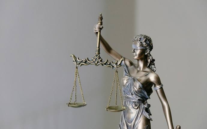 Eine Bronzeskulptur der Justizia