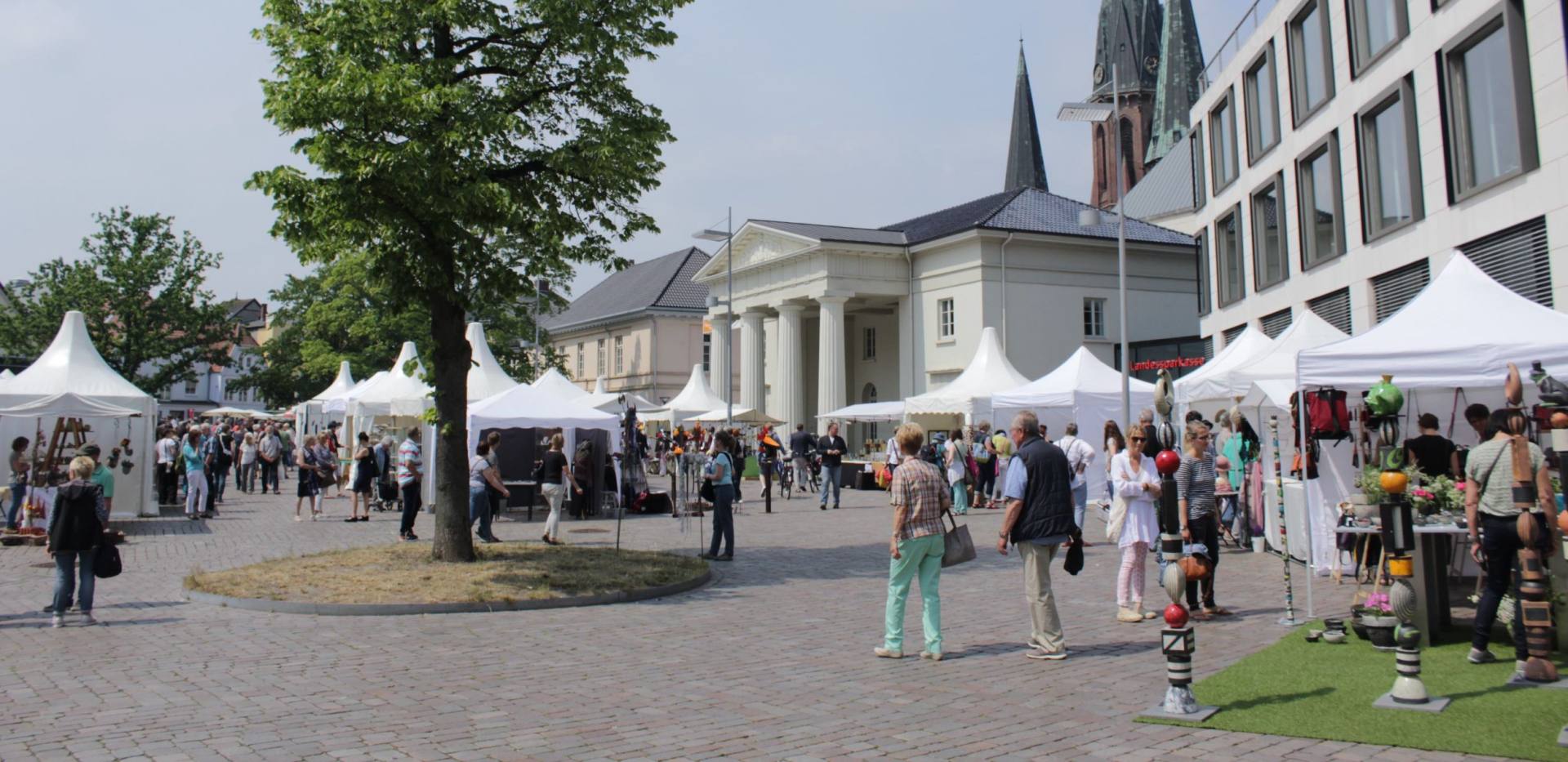Auf dem Nikolaimarkt auf dem Oldenburger Schlossplatz sind viele Stände und Besuchende. 