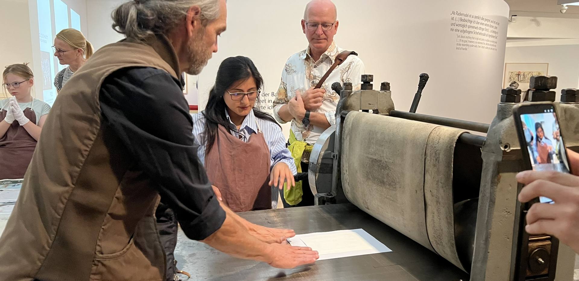 Der Oldenburger Künstler Helmut Feldmann an der Frielinghauspresse im Horst-Janssen-Museum. Der Oldenburger Künstler Helmut Feldmann an der Frielinghauspresse im Horst-Janssen-Museum.