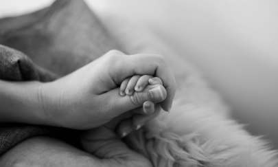 Hände von Mutter und Kind. Foto: Rebecca Scholz/Pixabay Hände von Mutter und Kind. Foto: Rebecca Scholz/Pixabay