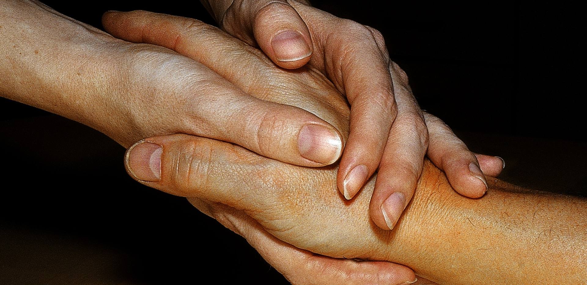 Hand h&auml;lt Hand. Foto: Albrecht-E. Arnold/Pixelio