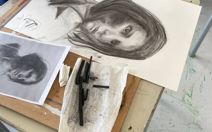 Auf dem Foto sieht man ein gezeichnetes Portrait.