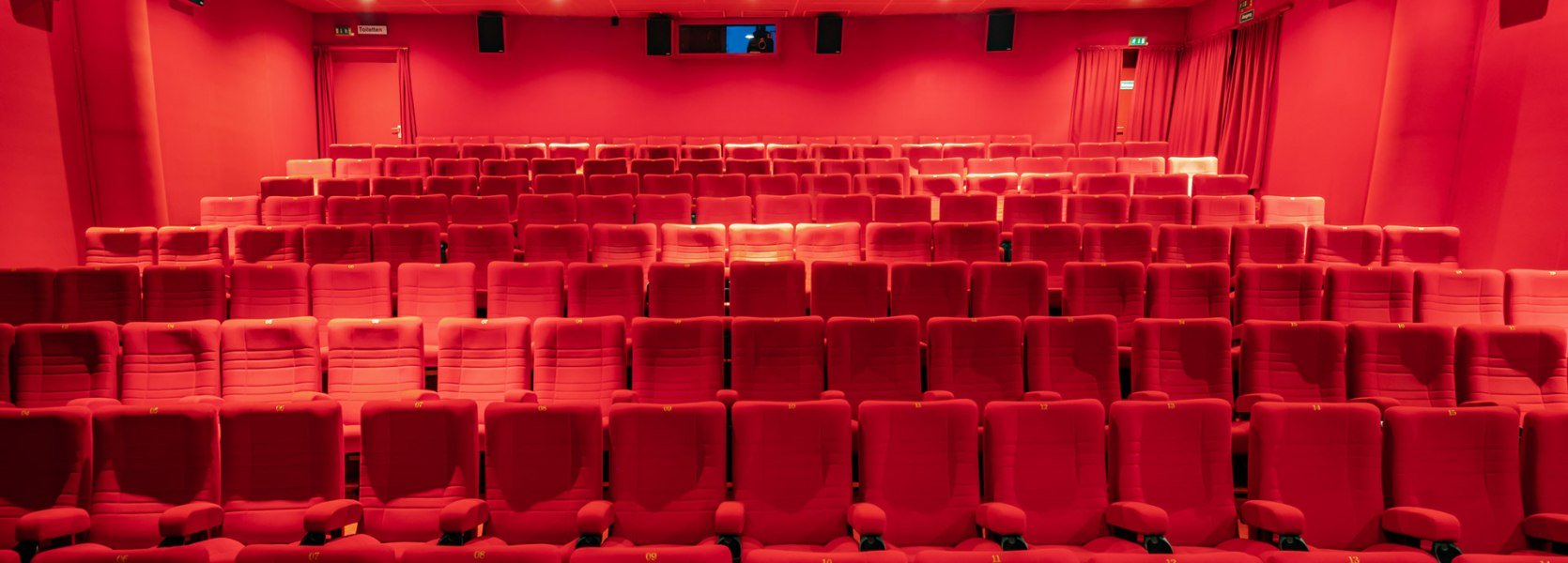 Blick auf die Sitze im Kinosaal im Casablanca Oldenburg. 