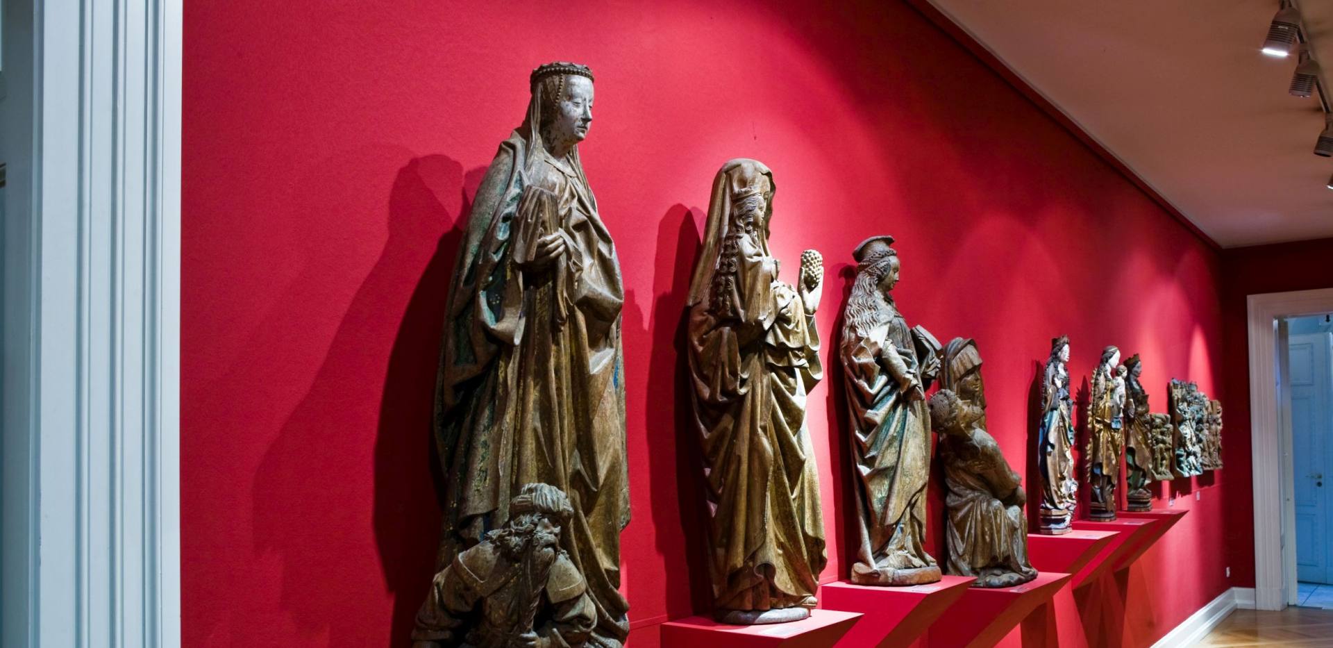 Ansicht von Statuen im Landesmuseum für Kunst und Kulturgeschichte.