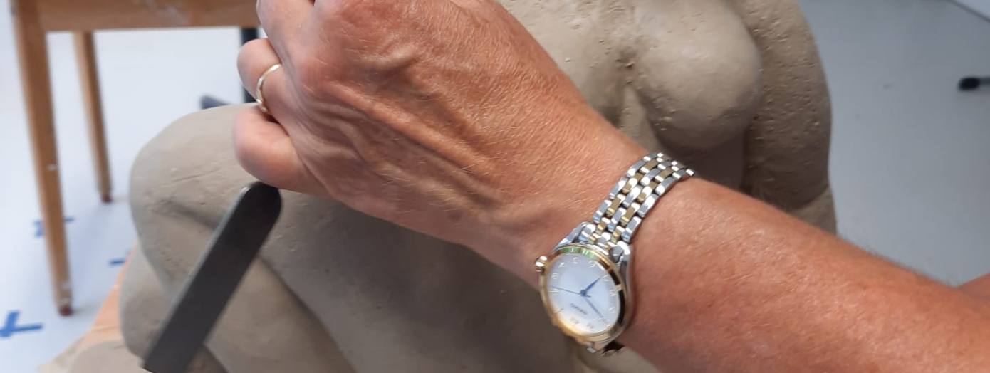 Es wird an einer Tonskulptur gearbeitet.