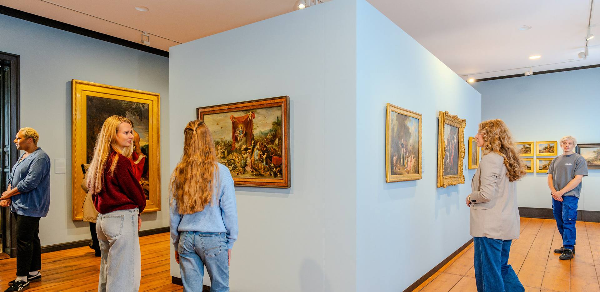 Besuchende betrachten Gemälde im Augusteum des Landesmuseums Kunst & Kultur Oldenburg