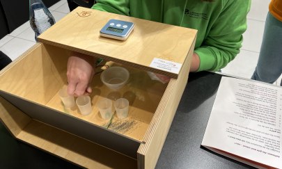 Beim Demenz-Parcours „Hands on Dementia“ erleben die Teilnehmenden in verschiedenen Alltagssituationen typische Symptome einer Demenz und meistern Aufgaben, die durch Spiegelungen oder andere Verfremdungen zur Herausforderung werden. Archivfoto: Stadt Oldenburg Beim Demenz-Parcours „Hands on Dementia“ erleben die Teilnehmenden in verschiedenen Alltagssituationen typische Symptome einer Demenz und meistern Aufgaben, die durch Spiegelungen oder andere Verfremdungen zur Herausforderung werden. Archivfoto: Stadt Oldenburg