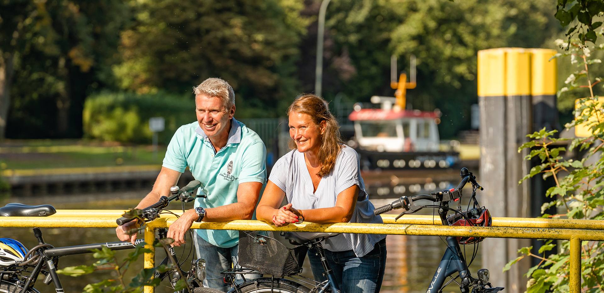 Radfahrende am Wasser in Oldenburg