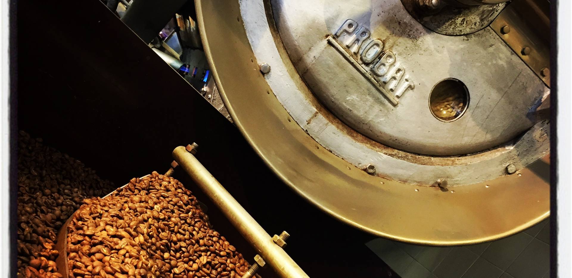 Historischer Probat Kaffeeröster in der Nölker & Nölker Kaffeerösterei in Oldenburg. Im Kaffeeseminar erfahren die Teilnehmer alles über die Kunst des Kaffeeröstens. Historischer Probat Kaffeeröster in der Nölker & Nölker Kaffeerösterei in Oldenburg. Im Kaffeeseminar erfahren die Teilnehmer alles über die Kunst des Kaffeeröstens.
