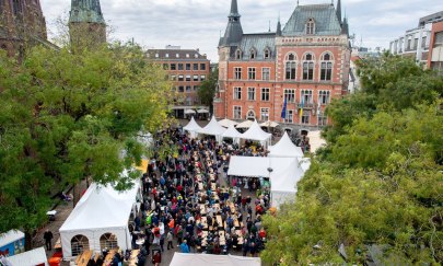 Während Hallo Grünkohl genießen viele Grünkohlfans ihren ersten Grünkohl der Saison und feiern den Beginn der Grünkohlsaison in Oldenburg. Während Hallo Grünkohl genießen viele Grünkohlfans ihren ersten Grünkohl der Saison und feiern den Beginn der Grünkohlsaison in Oldenburg.