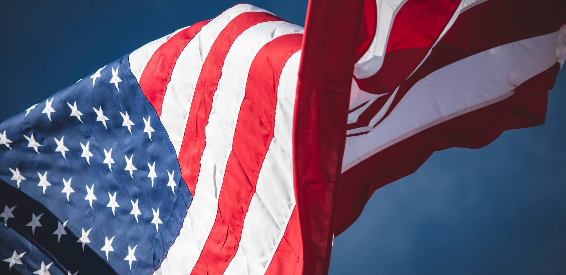 Die Flagge der USA ist vom Wind bewegt. Die Flagge der USA ist vom Wind bewegt.