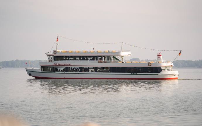 Bad Zwischenahn Zwischenahner Meer Schiff der Weißen Flotte auf dem Zwischenahner Meer in Bad Zwischenahn