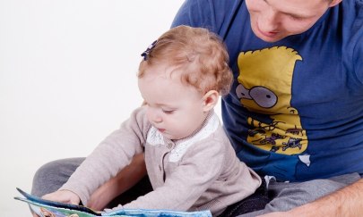 Vater liest Kleinkind vor Vater liest Kleinkind vor