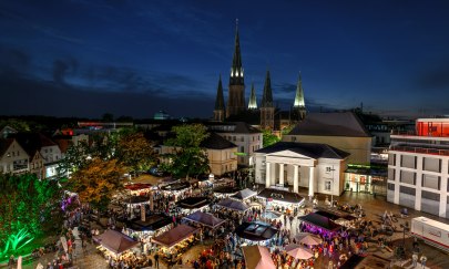 Schlossplatz Oldenburg zum Weinfest am Abend