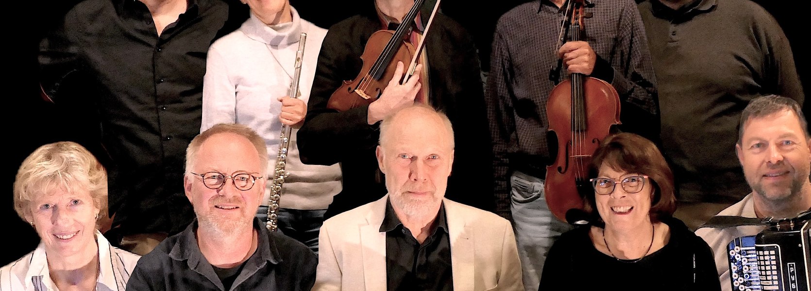 Das Oldenburger Tangoorchester eifert dem kraftvollen Klang der argentinischen Orchester der 40er und 50er Jahr nach, ergänzt um Flöte und Bayan, und spielt Transkriptionen, Adaptionen, besonders aber auch spannende Neufassungen. Das Orchester besteht aus: untere Reihe von links nach rechts:
J. .Pegel, O. Walker, H. Martens, R. deBuhr, I. Shestakov, A. Pritschow (nicht im Bild)
oben: M. Mienert, W. Conrad, D. Grieser, T.Kortenhaus, C. Nau, Das Oldenburger Tangoorchester eifert dem kraftvollen Klang der argentinischen Orchester der 40er und 50er Jahr nach, ergänzt um Flöte und Bayan, und spielt Transkriptionen, Adaptionen, besonders aber auch spannende Neufassungen. Das Orchester besteht aus: untere Reihe von links nach rechts:
J. .Pegel, O. Walker, H. Martens, R. deBuhr, I. Shestakov, A. Pritschow (nicht im Bild)
oben: M. Mienert, W. Conrad, D. Grieser, T.Kortenhaus, C. Nau,