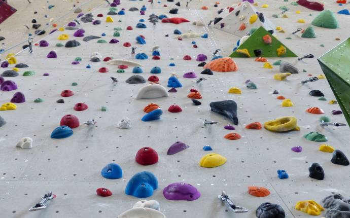 climbing-holds-101538_pixabay_cc0