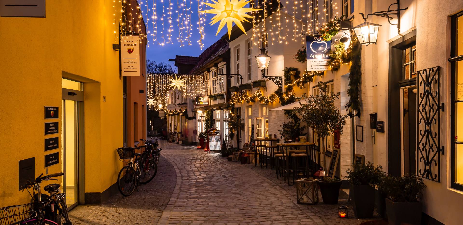 Idyllische Bergstraße im Nikolaiviertel in der Innenstadt mit Weihnachtsbeleuchtung.