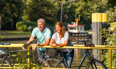 Radfahrende am Wasser in Oldenburg
