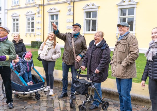 Stadtführung durch Oldenburg mit Gästeführer und Gästen.