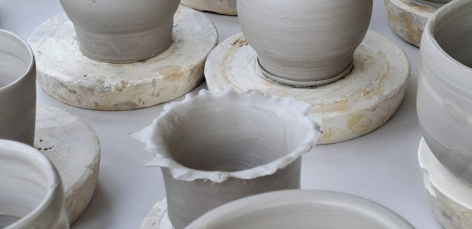 Auf dem Foto befinden sich diverse gedrehte Tonobjekte.