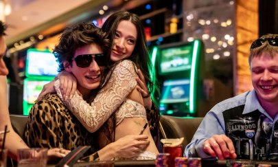 Ein Mann und eine Frau sitzen umarmend in einem Casino. Ein Mann und eine Frau sitzen umarmend in einem Casino.