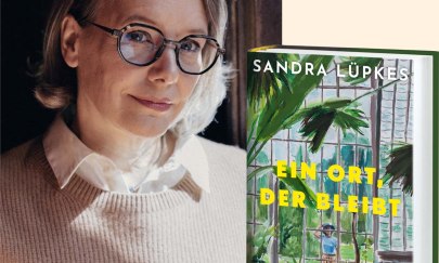 Sandra L&uuml;pkes mit ihrem neuen Buch