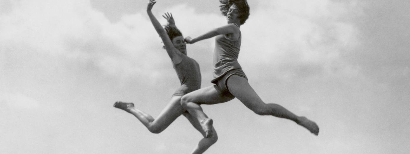 Madame d`Ora, Die Tänzerinnen Gisa Geert und Ilka Zezulak im Schlosspark Schönbrunn bei Wien, Fotografie, 1928
