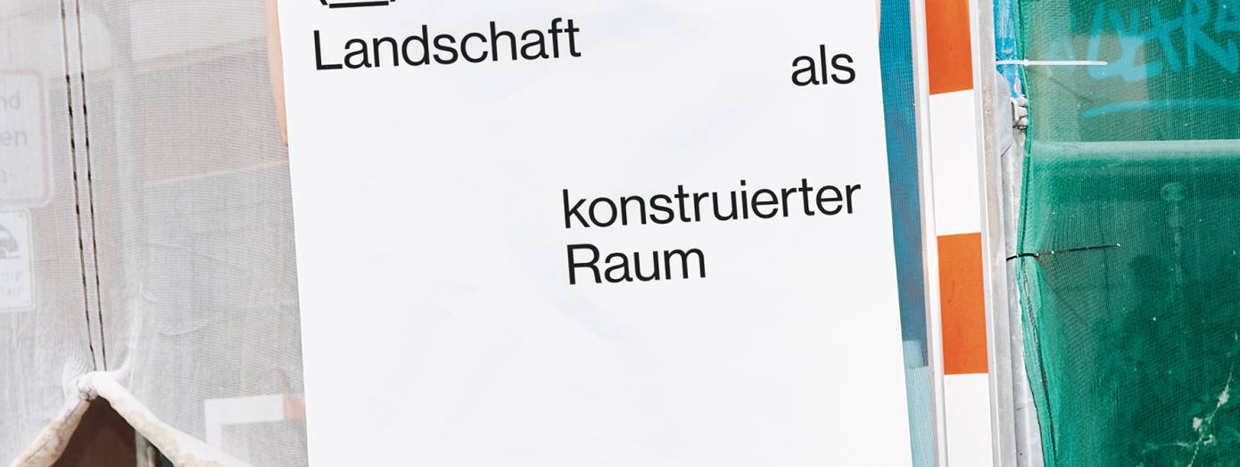 Im Mittelpunkt des Bildes befindet sich eine Person, die ein großes weißes Plakat mit schwarzen Schriftzügen hochhält. Ganz oben auf dem Plakat steht der Zeitraum der Ausstellung: 14.10. - 12.11.2026, darunter der Titel (_)scape: Landschaft als konstruierter Raum. Die einzelnen Wörter des Titels sind in der Mitte des Plakat verteilt. Ganz unten sind Eröffnungsdatum, Uhrzeit, und Ort festgehalten: "Eröffnung: 14.10.2026, 18 Uhr, Damm 46, Oldenburg". Im Hintergrund ist ein Baustellengerüst zu sehen. Im Mittelpunkt des Bildes befindet sich eine Person, die ein großes weißes Plakat mit schwarzen Schriftzügen hochhält. Ganz oben auf dem Plakat steht der Zeitraum der Ausstellung: 14.10. - 12.11.2026, darunter der Titel (_)scape: Landschaft als konstruierter Raum. Die einzelnen Wörter des Titels sind in der Mitte des Plakat verteilt. Ganz unten sind Eröffnungsdatum, Uhrzeit, und Ort festgehalten: "Eröffnung: 14.10.2026, 18 Uhr, Damm 46, Oldenburg". Im Hintergrund ist ein Baustellengerüst zu sehen.