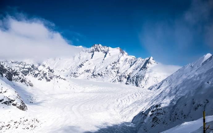 Ein Gebirge im Schnee Ein Gebirge im Schnee