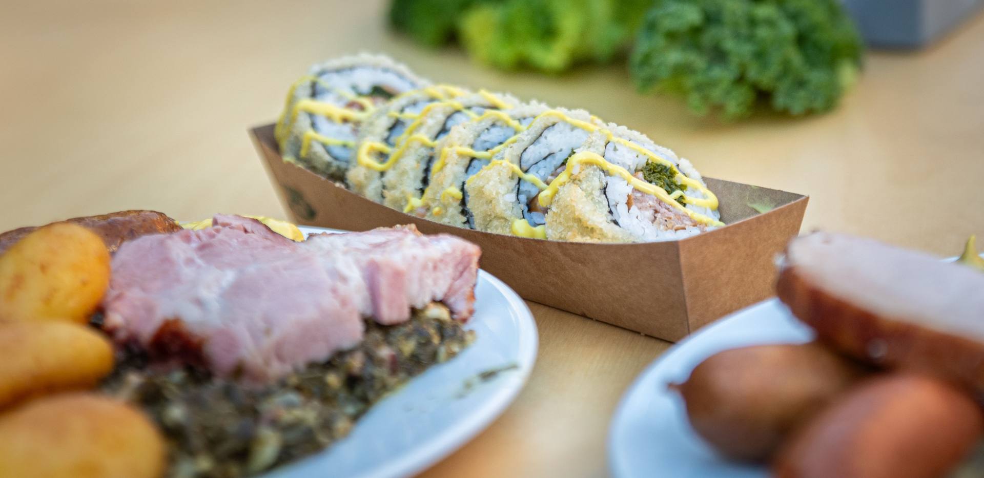 Verschiedene Grünkohlgerichte auf dem Tisch. Klassisch und als Sushi. Verschiedene Grünkohlgerichte auf dem Tisch. Klassisch und als Sushi.
