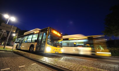 VWG-Busse bei Dunkelheit.