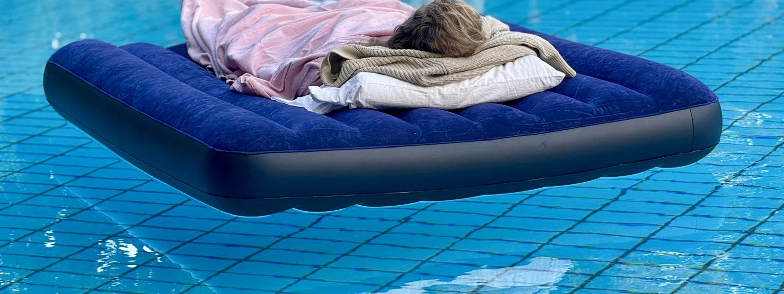 Eingekuschelt in der Wolldecke auf dem Wasser entspannen. Eingekuschelt in der Wolldecke auf dem Wasser entspannen.