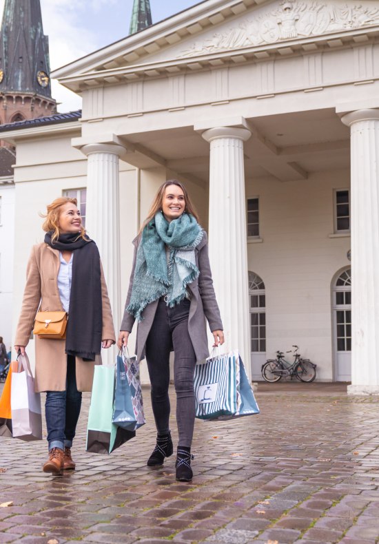 Zwei Frauen auf Shoppingtour in der Oldenburger Innenstadt.