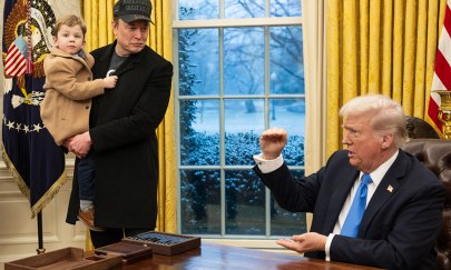 Zeigt ein Bild aus dem weißen Haus wo Trump sich mit Musk unterhält. Musk hat ein Kind auf dem Arm.