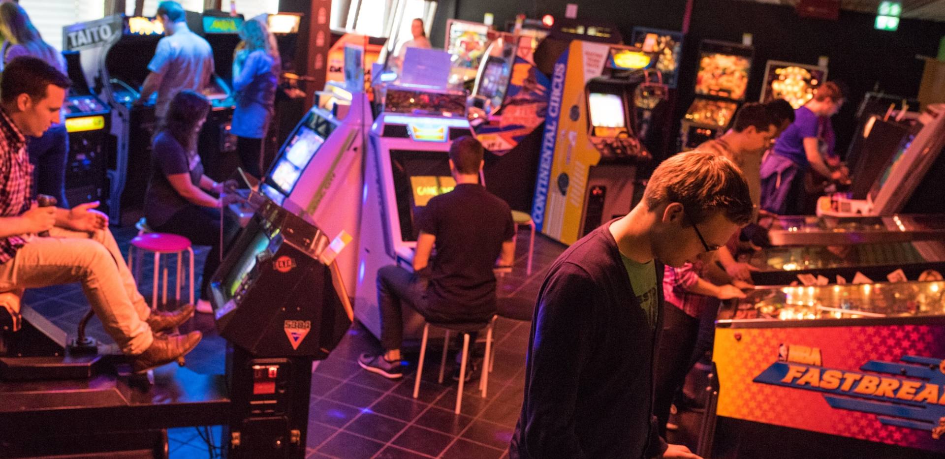 Zocken an Flippern und Racing-Automaten in der OCM-Arcade Zocken an Flippern und Racing-Automaten in der OCM-Arcade