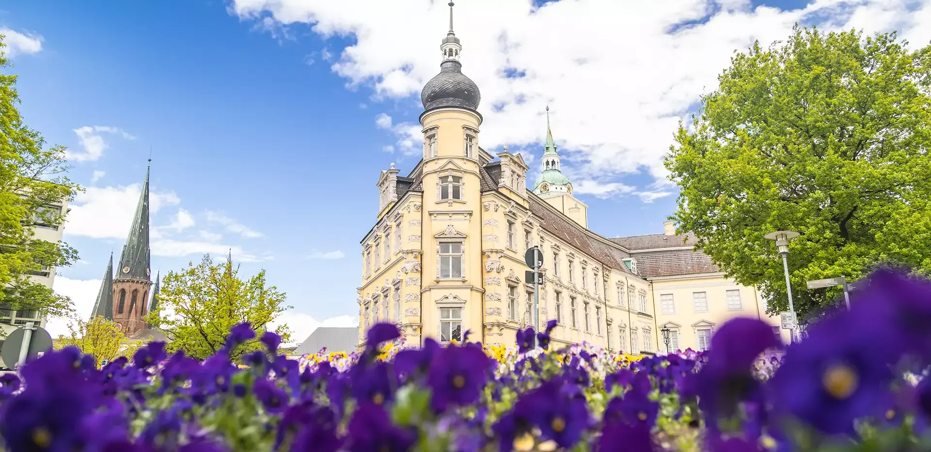 Sehensw&uuml;rdigkeit Oldenburger Schloss mit Blumen im Vordergrund