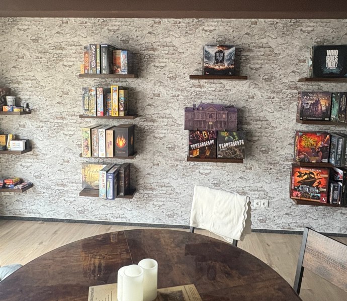 Ein Ausschnitt der verfügbaren Brettspiele in unserem Brettspielcafé. In unserer kleinen, aber feinen Sammlung findet ihr aktuell mehr als 100 unterschiedliche Spiele auf Deutsch und Englisch wie z.B. Villen des Wahnsinns, Catan, Tabu, Paleo, Everdell, Dominion,...Kooperative und kompetitive Spiele, komplexe Spiele, leichte Spiele, Partyspiele – egal ob ihr zwei Personen oder eine große Gruppe seid, es ist für alle etwas dabei!Eine genaue Liste unserer Brettspiele findet ihr hier: https://boardgamegeek.com/collection/user/ZumFlinkenFrettchen Ein Ausschnitt der verfügbaren Brettspiele in unserem Brettspielcafé. In unserer kleinen, aber feinen Sammlung findet ihr aktuell mehr als 100 unterschiedliche Spiele auf Deutsch und Englisch wie z.B. Villen des Wahnsinns, Catan, Tabu, Paleo, Everdell, Dominion,...Kooperative und kompetitive Spiele, komplexe Spiele, leichte Spiele, Partyspiele – egal ob ihr zwei Personen oder eine große Gruppe seid, es ist für alle etwas dabei!Eine genaue Liste unserer Brettspiele findet ihr hier: https://boardgamegeek.com/collection/user/ZumFlinkenFrettchen