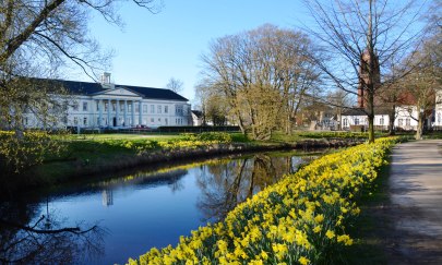 PFL Oldenburg Frühling PFL Oldenburg mit Wallanlagen und Narzissen im Vordergrund
