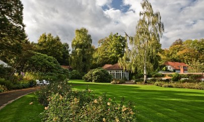 Blick in den Rosengarten im Schlossgarten Oldenburg.