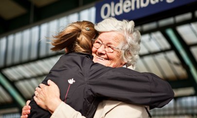 Eine Oma freut sich über den Besuch der Enkelin am Bahnhof in Oldenburg.