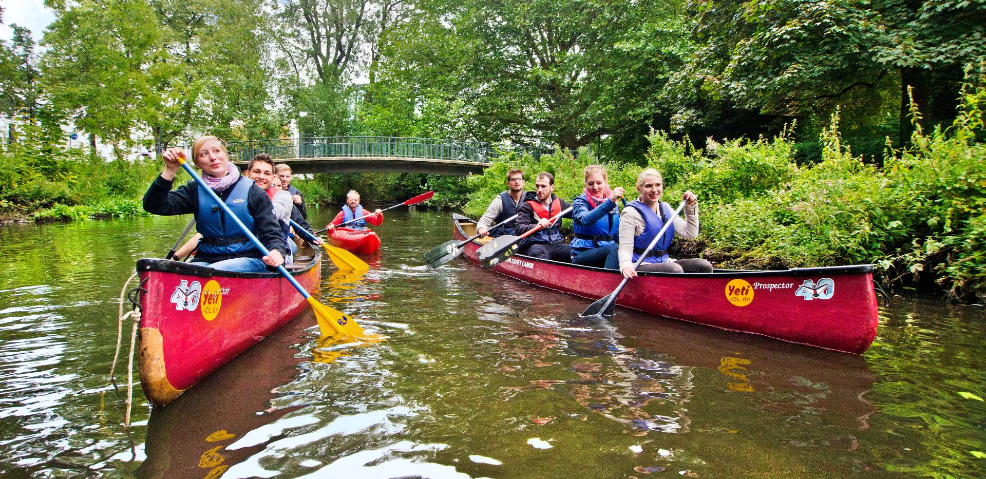 Eine Gruppe mit dem Kanu unterwegs auf dem Fluss Haaren begleitet durch den Gästeführer Helmut Meinken. 