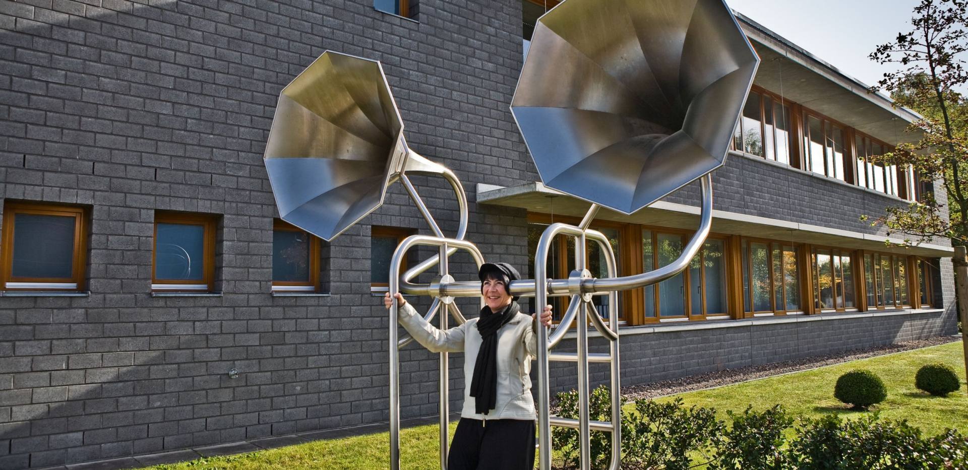 Gast probiert den Hörthron im Oldenburger Hörgarten. Gast probiert den Hörthron im Oldenburger Hörgarten.