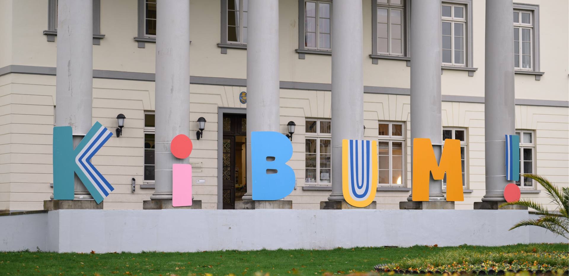 KIBUM-Buchstaben vor dem Kulturzentrum PFL